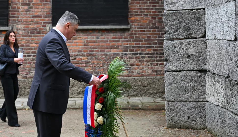 Poljska, 09.10.2024. - Predsjednik Republike Hrvatske Zoran Milanović odao je danas počast žrtvama holokausta i nacističkih zločina u Auschwitzu polaganjem vijenca u memorijalnom Državnom muzeju Auschwitz-Birkenau u Poljskoj. Na fotografiji Zoran Milanović. foto HINA/ Ured predsjednika Republike Hrvatske/Dario Andrišek/ tm