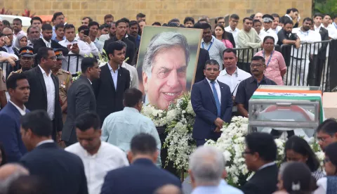 epa11651775 People pay tributes to Indian top business leader Ratan Tata, who died aged 86 in Mumbai, India, 10 October 2024. Ratan Tata, the chairman emeritus of Tata Group, died at Mumbai Hospital late on 09 October 2024. EPA/DIVYAKANT SOLANKI