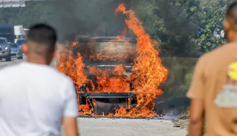 epaselect epa11651375 People watch as a motorist's Kia Soul catches fire on Interstate 675 in Ellenwood, Georgia, USA, 09 October 2024. The fire and traffic slowdown added to highway congestion in the area, as many Floridians have sought refuge in metro Atlanta with Hurricane Milton making landfall along the west coast of Florida near Tampa late 09 October 2024. EPA/ERIK S. LESSER