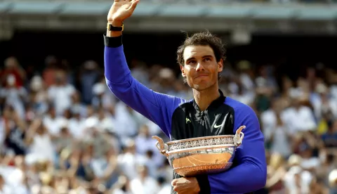 epa06022822 Rafael Nadal of Spain poses with his trophy after winning the men's singles final match against Stanislas Wawrinka of Switzerland during the French Open tennis tournament at Roland Garros in Paris, France, 11 June 2017. EPA/ETIENNE LAURENT