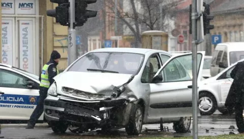 OSIJEK, 08. 02. 2018, RASKRIJE UPANIJSKE I GUNDULIĆEVE ULICE. JUTROS OKO 8 SATI. PROMETNA NESREĆA OSOBNIH AUTOMOBILA BMW I CITROENA C4 PICASSO. POLICIJA, UVIĐAJ.snimio GOJKO MITIĆ