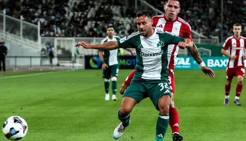 epa11652179 (FILE) Panathinaikos player George Baldock (L) in action during the Greek Super League soccer match Panathinaikos vs Olympiacos, in Athens, Greece, 06 October 2024 (reissued 10 October 2024). Baldock was found dead at his villa in Greece on 09 October 2024. EPA/GEORGIA PANAGOPOULOU