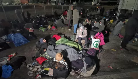 Subotica, 7.2.2020 - Vie stotina migranata koji su na graničnom srpsko-mađarskom prijelazu Kelebija-Tompa, na sjeveru Vojvodine, organizirano pokuali ući u Mađarsku odvezeni su u petak oko dva sata poslije ponoći autobusima, poslije čega je granica ponovno otvorena, javili su srpski i mađarski mediji. Na slici migranti na graničnom prijelazu u Kelebiji 6. veljače.foto HINA/ TANJUG/ STR/ ua