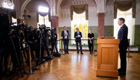 epa11654156 Chairman of the Norwegian Nobel Committee Jorgen Watne Frydnes announces the Japanese organization Nihon Hidankyo as the winner of the Nobel Peace Prize for 2024 at a press conference at the Nobel Institute in Oslo, Norway, 11 October 2024. The Nihon Hidankyo is 'receiving the Peace Prize for its efforts to achieve a world free of nuclear weapons', the Norwegian Nobel Committee announced on 11 October. EPA/JAVAD PARSA NORWAY OUT