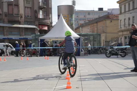 Osijek, 12. 10. 2024., Trg A. Starčevića, Sigurno u prometu - edukacija mladih, 1-8 razred osnovne škole, ponašanje u prometu, savladavanje prepreka, Policijski moto-klub Osijek - organizatorSNIMIO BRUNO JOBST