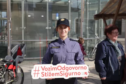 Osijek, 12. 10. 2024., Trg A. Starčevića, Sigurno u prometu - edukacija mladih, 1-8 razred osnovne škole, ponašanje u prometu, savladavanje prepreka, Policijski moto-klub Osijek - organizatorSNIMIO BRUNO JOBST