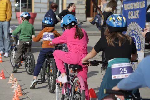 Osijek, 12. 10. 2024., Trg A. Starčevića, Sigurno u prometu - edukacija mladih, 1-8 razred osnovne škole, ponašanje u prometu, savladavanje prepreka, Policijski moto-klub Osijek - organizatorSNIMIO BRUNO JOBST