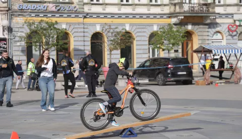 Osijek, 12. 10. 2024., Trg A. Starčevića, Sigurno u prometu - edukacija mladih, 1-8 razred osnovne škole, ponašanje u prometu, savladavanje prepreka, Policijski moto-klub Osijek - organizatorSNIMIO BRUNO JOBST