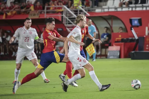 epa11656361 Spain's Martin Zubimendi (L), vies for the ball against Denmark's Morten Hjulmand (R) during the UEFA Nations League 2025 group D soccer match between Spain and Denmark at Enrique Roca stadium in Murcia, Spain, 12 October 2024. EPA/Juan Carlos Caval