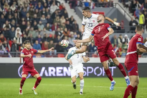 epa11656334 Zeki Amdouni (CL) from Switzerland plays against Strahinja Pavlovic from Serbia during the UEFA Nations League group A soccer match between Serbia and Switzerland in Leskovac, Serbia, 12 October 2024. EPA/URS FLUEELER