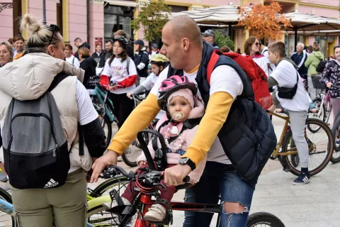 Slavonija...Vinkovci...12.10.2024.središte grada, pješačka zona; jesenska vinkovačka biciklijada "Jesenski đir"; oko 400 učesnika;foto Gordan Panić