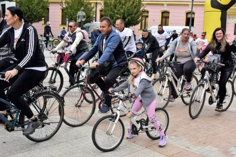 Slavonija...Vinkovci...12.10.2024.središte grada, pješačka zona; jesenska vinkovačka biciklijada "Jesenski đir"; oko 400 učesnika;foto Gordan Panić