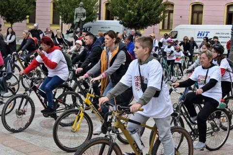 Slavonija...Vinkovci...12.10.2024.središte grada, pješačka zona; jesenska vinkovačka biciklijada "Jesenski đir"; oko 400 učesnika;foto Gordan Panić