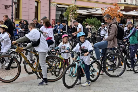 Slavonija...Vinkovci...12.10.2024.središte grada, pješačka zona; jesenska vinkovačka biciklijada "Jesenski đir"; oko 400 učesnika;foto Gordan Panić