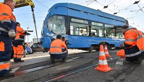 26.02.2024., Zagreb - Na krizanju Ulice grada Vukovara i Avenije Marina Drzica doslo je do prometne nesrece u kojoj je tramvaj izletio iz tracnica te se sudario s drugim travajem. Photo: Neva Zganec/PIXSELL