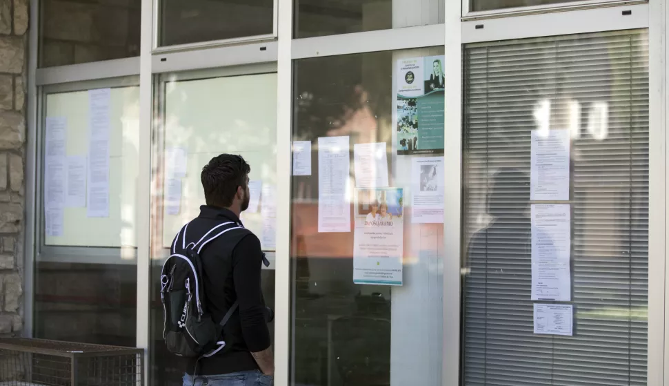 16.04.2020., Pula - rHrvatski zavod za zaposljavanje u Puli. Vidno manje je ponudjenih poslova na ulaznim prozorima HZZ-a.rPhoto: Srecko Niketic/PIXSELL