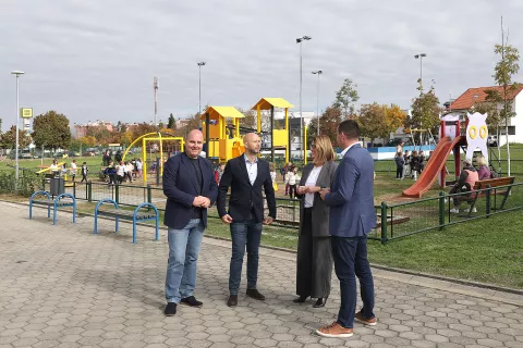 Osijek, 14. 10. 2024., Jug 2, dječje igralište, obilazak, Tomislav Tomas - zamjenik predsjedinka Vijeća GČ Jug2; Robert Selingman; Jasenka Crnković - zamjenica gradonačelnika; Igor Pandžić - UNIKOMSNIMIO BRUNO JOBST