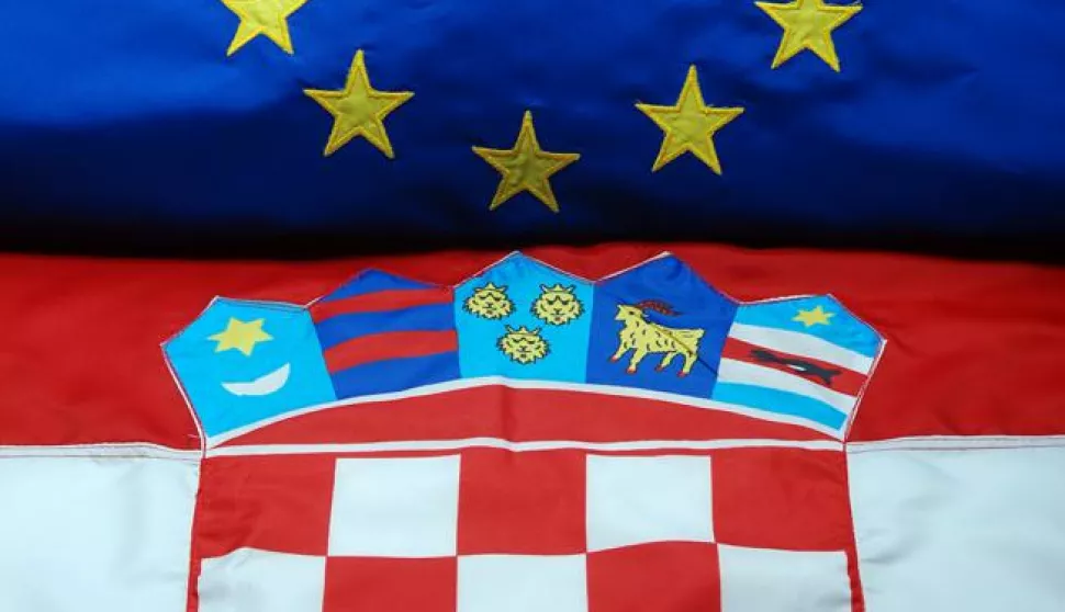 23.06.2013., Zagreb, - Zastave Europske unije i Republike Hrvatske. Dvanaest zlatnih zvjezdica slozenih u krugu na plavoj podlozi na zastavi Europske unije oznacava ideale zajednistva, solidarnosti i sklada medju europskim narodima. Povijest zastave EU seze u 1955. godinu kada je Vijece Europe prihvatilo njezin dizajn i pocelo ga koristiti, a sljedecih godina Vijece Europe poticalo je i druge europske institucije na prihvacanje takve zastave. Godine 1983. zastavu je potvrdio i Europski parlament, a dvije godine poslije kao sluzbeni simbol potvrdili su je svi vodje EU koja se tada jos zvala Europska zajednica. Prvo postavljanje zastava EU pocelo je 2004. godine, sto je tri mjeseca nakon sto je EU Hrvatskoj dodijelio status kandidata za punopravno clanstvo. Photo: Luka Stanzl/PIXSELL