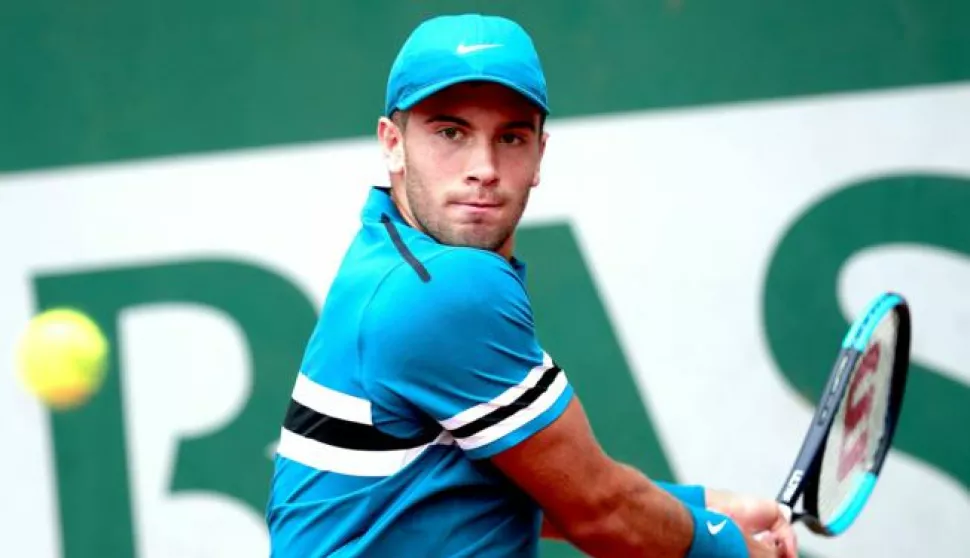 epa06769042 Borna Coric of Croatia in action against Philipp Kohlschreiber of Germany during their men's first round match during the French Open tennis tournament at Roland Garros in Paris, France, 28 May 2018. EPA/CHRISTOPHE PETIT TESSON------2X COLOR - SPORT