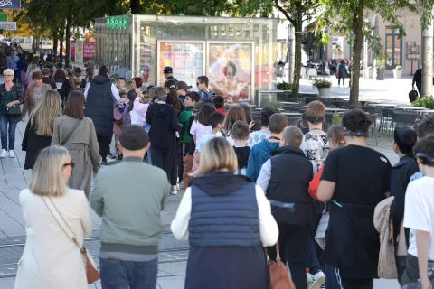 Osijek, 15. 10. 2024., Trg A. Starčevića, Međunarodni dan slijepih, Dan bijelog štapa, obilježavanje, prošetajmo zajedno, učenici, djecaSNIMIO BRUNO JOBST