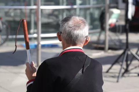 Osijek, 15. 10. 2024., Trg A. Starčevića, Međunarodni dan slijepih, Dan bijelog štapa, obilježavanje, prošetajmo zajedno, učenici, djecaSNIMIO BRUNO JOBST