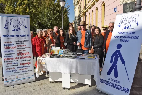 Slavonija...Vinkovci...15.10.2024.pješačka zona u središtu grada; Obilježen Međunarodni dan bijelog štapa u organizaciji Udruge slijepih Vukovarsko-srijemske županije;foto Gordan Panić