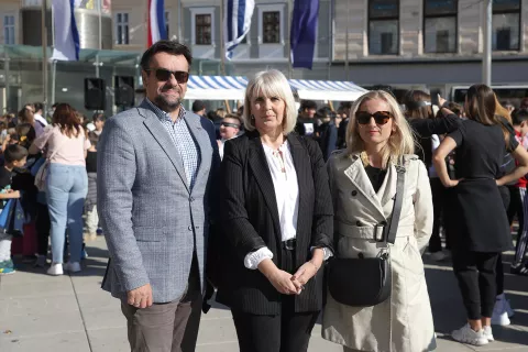 Osijek, 15. 10. 2024., Trg A. Starčevića, Međunarodni dan slijepih, Dan bijelog štapa, obilježavanje, prošetajmo zajedno, učenici, djeca, Romano Kristić; Romana Kovačević; Ivana TomasSNIMIO BRUNO JOBST