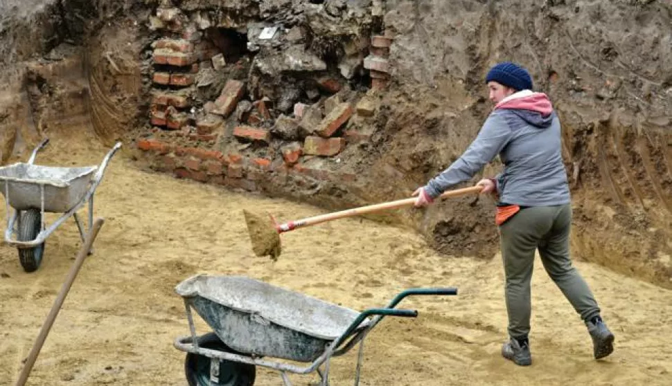 slavonija...vinkovci...10.10.2022.arheolozi na gradilistu krizanja anine i ulice kralja zvonimira prronasli nekoliko srednjovjekovnih grobova; foto Gordan Panić