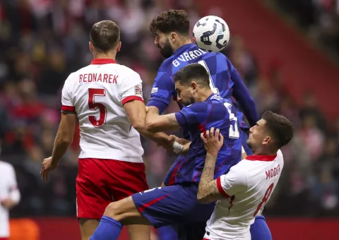 Varšava, 15.10.2024 - Utakmica 4. kola Lige nacija između reprezentacija Poljske i Hrvatske na stadionu Narodowy u Varšavi. Na slici Joško Gvardiol, Martin Erlić, Jan Bendarek, Jakub Moder.foto HINA/ Danijel KASAP/ ds