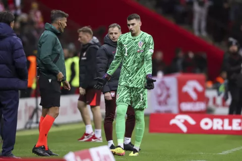 Varšava, 15.10.2024 - Utakmica 4. kola Lige nacija između reprezentacija Poljske i Hrvatske na stadionu Narodowy u Varšavi. Na slici Dominik Livaković izlazi s terena nakon crvenog kratona.foto HINA/ Danijel KASAP/ ds