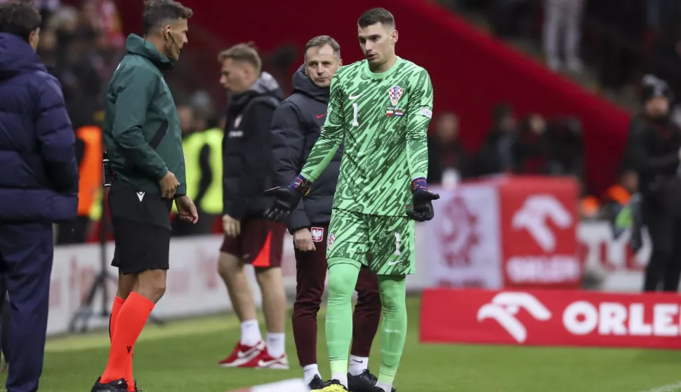 Varšava, 15.10.2024 - Utakmica 4. kola Lige nacija između reprezentacija Poljske i Hrvatske na stadionu Narodowy u Varšavi. Na slici Dominik Livaković izlazi s terena nakon crvenog kratona.foto HINA/ Danijel KASAP/ ds