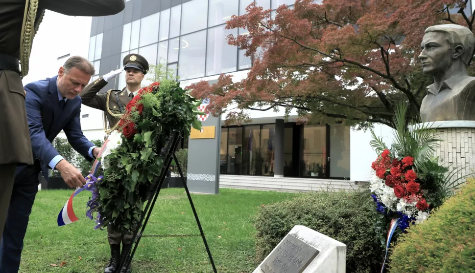 Zagreb,16.10.2024. Predsjednik Hrvatskog sabora Gordan Jandroković predvodio je izaslanstvo Hrvatskog sabora te kod biste general bojnika Blage Zadre ispred zgrade Hrvatskog sabora položio vijenac i zapalio svijeću povodom 33.godišnjice pogibije general bojnika Blage Zadre. foto HINA/ Tomislav Pavlek/ tp