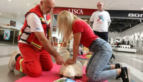 16.10.2018., Osijek, TC Portanova - obiljezavanje Svjetskog dana srca koji provodi Zavod za hitnu medicinu Osjecko-baranjske zupanije u suradnji s Hrvatskim drustvo za reanimatologiju Hrvatskog lijecnickog zbora. Obiljezavanje Dana reanimacije je vazno zbog potrebe senzibiliziranja laika prilikom potrebe pomoci osobama s iznenadnim srcanim zastojem. Nazocili su ucenici Medicinske skole gdje su im djeletnici Hitne pomoci pokazali kako se vrsi reainamacija na osobama.FotoZeljko Sepic/Glas Slavonije