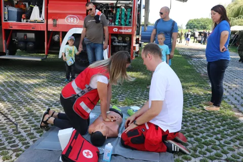 30.06.2018., Osijek - Program obilježavanja Dana osječkih branitelja obilježen je izložbom naoružanja na lijevoj obali Drave. Osim vojske bili su prisutni, vatrogasci, hitna pomoć, policija i crveni križ.Foto: Željko Šepić/Glas Slavonije