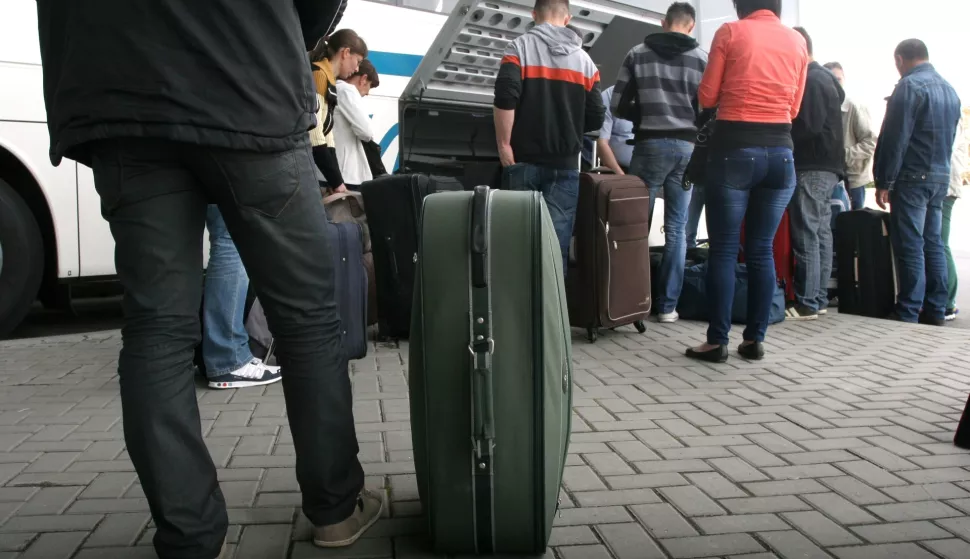 OSIJEK, 01. 04. 2014, AUTOBUSNI KOLODVOR OSIJEK. PUN AUTOBUS ZA NJEMAČKU. LJUDI BJEE IZ HRVATSKE ...snimio GOJKO MITIĆ