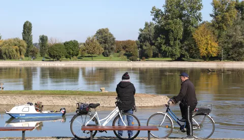 Osijek, 07. 10. 2024., slobodnjaci, slobodnjak, ljudi, umirovljenici, jesen, toplo vrijeme, DravaSNIMIO BRUNO JOBST