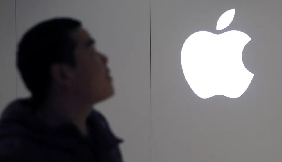 epa07327956 (FILE) - A Chinese man looks at an Apple logo outside an Apple Store in Beijing, China, 04 January 2019 (reissued 28 January 2019). Apple, the shares of which plunged by 9.96 per cent on 03 January 2019 after Apple CEO Tim Cook commented on weakness in emerging markets and Greater China in 4th quarter 2018, is to release their latest results on 29 January 2019. EPA/WU HONG