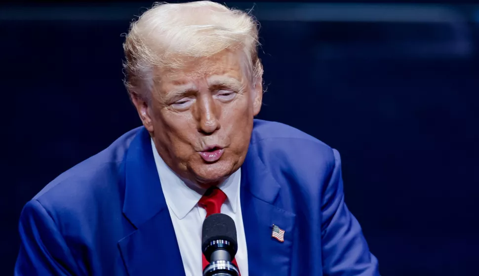 epa11622726 Former US president and Republican presidential nominee Donald Trump participates in a campaign event on changing the tax code and promoting US manufacturing at the Johnny Mercer Theatre in Savannah, Georgia, USA, 24 September 2024. EPA/ERIK S. LESSER