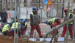 Osijek, 24. 01. 2024, Europska Avenija, strani radnici na gradislistu tramvajske pruge u Osijeku.snimio GOJKO MITIĆ