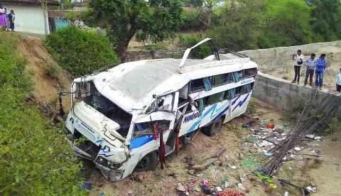 epa05290373 Indian people gather at the site of a bus accident in Balrampur district in Chhattisgarh, India, 05 May 2016. At least 16 passengers were killed and 36 were injured after the bus they were travelling in fell off a bridge in the state of Chhattisgarh in eastern India, police sources said. EPA/STR BEST QUALITY AVAILABLE