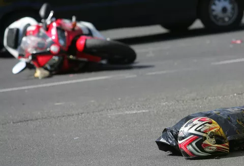 Zagreb, 16.7.2013.- U prometnoj nesreći koja se dogodila jutros na Črnomercu poginuo je motociklist, doznaje se iz zagrebačke policije. U nesreći koja se dogodila u 8,47 sati na krianju Ilice i Ulice Gjure Szabe sudarili su se autobus i motocikl. Nakon dolaska Hitne medicinske pomoći na mjesto nesreće liječnik je konstatirao smrt motociklista. Policija obavlja očevid, a promet na tom mjestu odvija se jednim prometnim trakom.foto FaH/ Lana SLIVAR DOMINIĆ/ ua