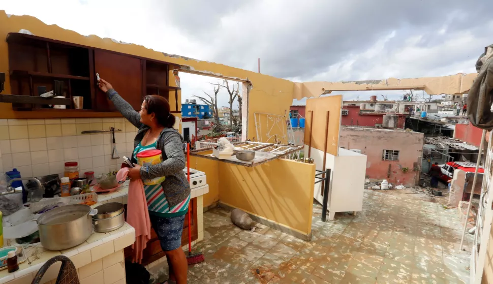 epa07328354 A woman remains inside her roofless house aft the municipality of Regla, in Havana, Cuba, 28 January 2019. A dozen out of the 172 wounded in a tornado that hit Havana last night remain in critical state. EPA/Ernesto Mastrascusa