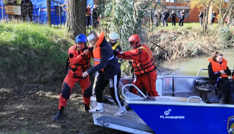 Osijek, 19.10.2024. - Pokazni dio terenske vježbe "Slavonija 2024." koju do 21. listopada organizira Ravnateljstvo Civilne zaštite, održan je u subotu u Bizovcu, a ravnatelj Ravnateljstva CZ Damir Trut rekao je kako je posljednjih godina spremnost pripadnika sustava Civilne zaštite na visokoj razini. foto HINA/ Ministarstvo unutarnjih poslova Ravnateljstvo civilne zaštite/ ml