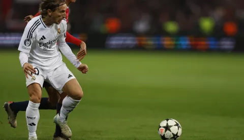 epa11638983 Luka Modric (L) of Real Madrid in action during the UEFA Champions League match between Lille and Real Madrid in Lille, France, 02 October 2024. EPA/MOHAMMED BADRA