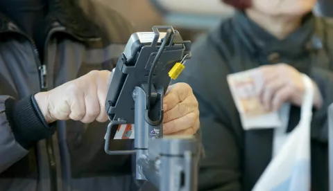 snimio Davor KIBEL,Osijek, 17.03.2016.  Lidl, Čepinska, Otvaranje obnovljene trgovine Lidl, ilustracija, plaćanje na blagajni, blagajna, kasa, novac, kartice, provlačenje kartica