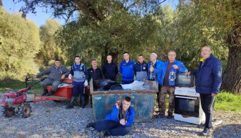 JOSIPOVACEKO AKCIJA RIBOLOVNOG KLUBA U nedjeljno prijepodne, 20. listopada 2024. godine, skupina članova Športskog ribolovnog kluba LINJAK okupila se u središnjem josipovačkom parku u kojem su počeli s prikupljanjem otpada a potom se uputili uz Poganovačko-kravički kanal, kroz Malu i Veliku Rupaču prema Staroj Dravi. Prikupljena je znatna količina različitih vrsta otpada koji će zbrinuti Unikom d.o.o. a koji je osigurao i zaštitne rukavice, vreće za otpad i kontejner. Zbog količine otpada korišten je i motokultivator s prikolicom kojim je upravljao Marko Roguljić a ostali volonteri bili su Ivan Klasić, Josip Brodar, Ivan Martan, Mijo Mučel, Ivan Šašvari, Ivan Zubčić, Mijo Škiljan i Matej Šašvari. Stara Drava nalazi se unutar granica Regionalnog parka Mura-Drava, što je jedna od najznačajnijih europskih zapadno istočnih okosnica zaštite prirode te je dio jednog od najvažnijih europskih riječnih sustava."Cilj ove aktivnosti je uklanjanje otpada, osvještavanje građana o važnosti očuvanja okoliša i odgovornog gospodarenja otpadom. Sudionici ovih aktivnosti potiču volonterizam i aktivnosti usmjerene općem dobru te poticanje osnaživanja i povezivanja ljudskih kapaciteta kao temelja socijalnog kapitala. Aktivnost je provedena u sklopu projekta "Stara Drava 5" pod pokroviteljstvom Unikoma d.o.o. i Grada Osijeka." – Marko Perković, voditelj projekta. Foto i tekst: ŠRK LINJAK