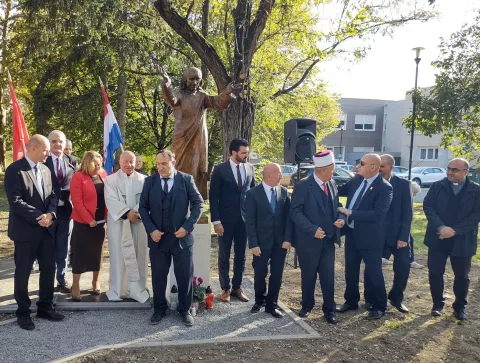 U Osijeku je podignut Spomenik Majke Tereze autora kipara Ante Jurkića. Podigla ga je Nacionalna zajednica Albanaca Slavonije i Baranje