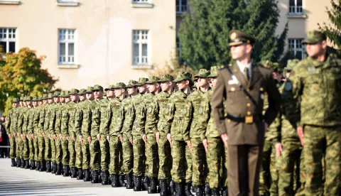 Poega, 20.10.2018 - Svečana prisega 23. narataja ročnika na dragovoljnom vojnom osposobljavanju odrana je u subotu, 20. listopada u Sreditu za temeljnu obuku u vojarni 123. brigade HV-a u Poegi, a u trećem ovogodinjem uputnom roku prisegnulo je 264 ročnika i 60 ročnica, ukupno njih 324, priopćeno je iz Ministarstva obrane (MORH).foto HINA/ MORH/ Mladen ČOBANOVIĆ/ ik