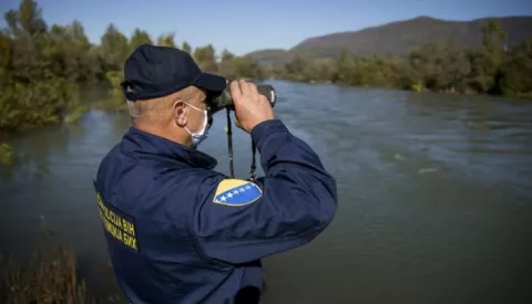 22.10.2020., Zvornik, Bosna i Hercegovina - Rijeka Drina prirodna je granica izmedju BiH i Srbije, takodjer i posljednja rijeka koju migranti moraju prijeci kako bi se domogli BiH, a kasnije Hrvatske i EU. U Zvorniku i regiji granicna policija pokriva oko 130 km granice, a po sistematizaciji GPBiH trenutno nedostaje vise od 300 policijskih sluzbenika za obavljanje redovnih aktivnosti u nadzoru granice i cak 1300 policijskih sluzbenika kako bi se adekvatno odgovorilo na zastitu granice u migrantskoj krizi. S ciljem nadilazenja problema kadrovske ne popunjenosti, kontinuirano se kao ispomoc GPBiH angaziraju policijski sluzbenici Direkcije za koordinaciju policijskih tijela BiH i Drzavne agencije za istrage i zastitu BiH, te Ministarsvo unutrasnjih poslova Republike Srpske. Prema podaci IOM-a u BiH je ove godine uslo 13,350 migranata, a prema podacima GPBiH, oni su odvratili 10,449 migranata i otkrili 35 kaznenih djela "krijumcarenje ljudi". S dolaskom jeseni, tranzit migranata iz Srbije u BiH je sve manji zbog hladnog vremena i visokog vodostaja Drine, ali migranti se vracaju u Srbiju, zbog boljih prihvatnih centara. rPhoto: Armin Durgut/PIXSELL