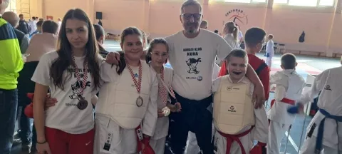 Članovi Karate kluba Kuna iz Osijeka s trenerom Domagojem Šusterom